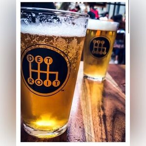 LIKE NEW! Detroit Black Shifter Pint Glasses (set of 4)